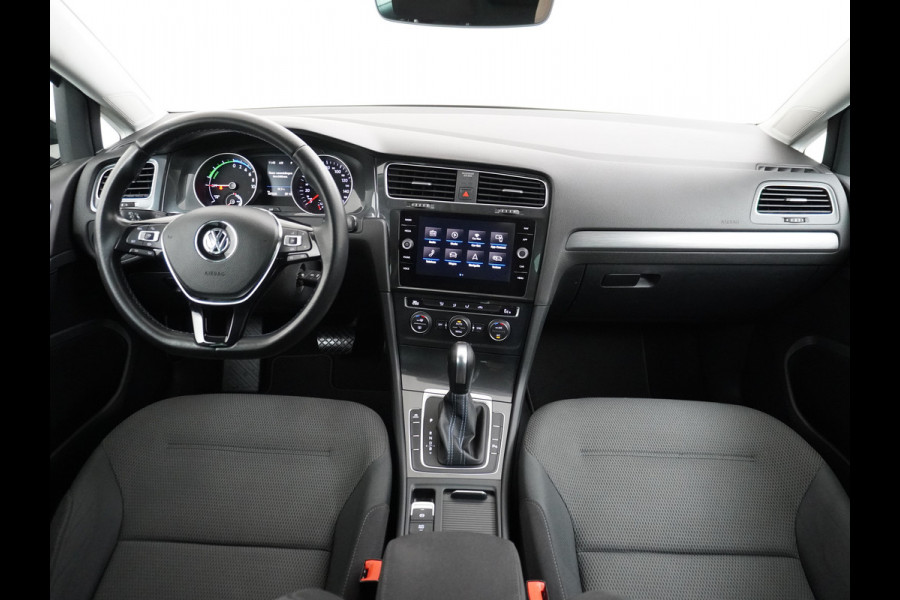 Volkswagen e-Golf AUT. Adaptive Cruise Apple Carplay Android Navi Climatronic Pdc Led Regen-Lichtsensor 36kWh Privacy Glas Bluetooth Spiegelpakket Car-Net App-Connect Wifi E-DITION 1e Eigenaar