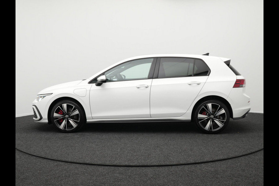 Volkswagen Golf GTE Plug In Hybrid 245pk PHEV | Panodak | Adaptive Cruise | Trekhaak af Fabriek | Virtual | Apple Carplay | IQ Drive | Navi Full Map | 18"L.M | Stuurverwarming | Sfeerverlichting |