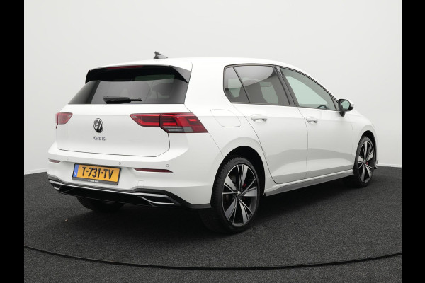 Volkswagen Golf GTE Plug In Hybrid 245pk PHEV | Panodak | Adaptive Cruise | Trekhaak af Fabriek | Virtual | Apple Carplay | IQ Drive | Navi Full Map | 18"L.M | Stuurverwarming | Sfeerverlichting |