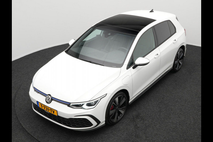 Volkswagen Golf GTE Plug In Hybrid 245pk PHEV | Panodak | Adaptive Cruise | Trekhaak af Fabriek | Virtual | Apple Carplay | IQ Drive | Navi Full Map | 18"L.M | Stuurverwarming | Sfeerverlichting |