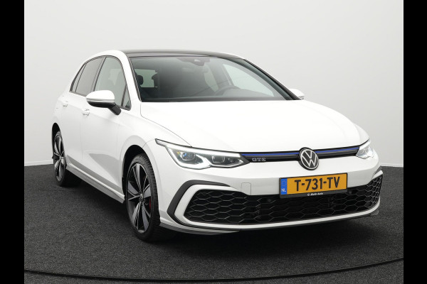 Volkswagen Golf GTE Plug In Hybrid 245pk PHEV | Panodak | Adaptive Cruise | Trekhaak af Fabriek | Virtual | Apple Carplay | IQ Drive | Navi Full Map | 18"L.M | Stuurverwarming | Sfeerverlichting |