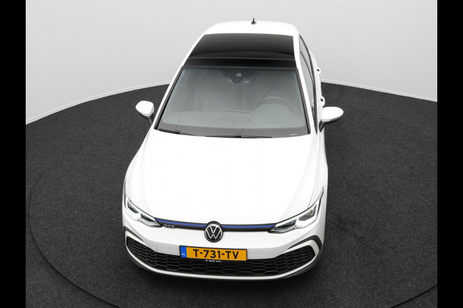 Volkswagen Golf GTE Plug In Hybrid 245pk PHEV | Panodak | Adaptive Cruise | Trekhaak af Fabriek | Virtual | Apple Carplay | IQ Drive | Navi Full Map | 18"L.M | Stuurverwarming | Sfeerverlichting |