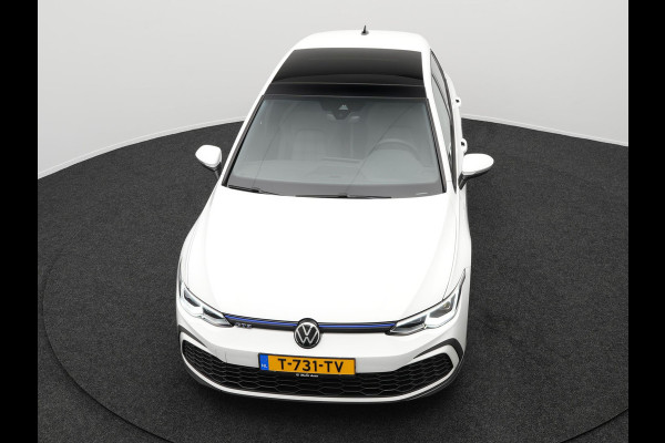 Volkswagen Golf GTE Plug In Hybrid 245pk PHEV | Panodak | Adaptive Cruise | Trekhaak af Fabriek | Virtual | Apple Carplay | IQ Drive | Navi Full Map | 18"L.M | Stuurverwarming | Sfeerverlichting |