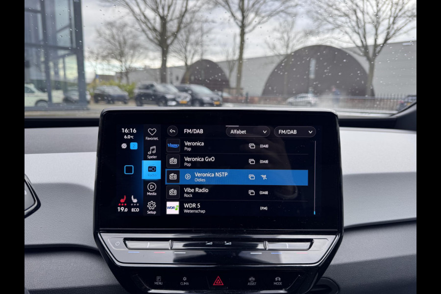 Volkswagen ID.3 First Plus 58 kWh STOELVERWARMING| KEYLESS| CAMERA| APPLE CARPLAY/ANDROID AUTO| RIJKLAARPRIJS INCL. 12 MAANDEN BOVAG GARANTIE|