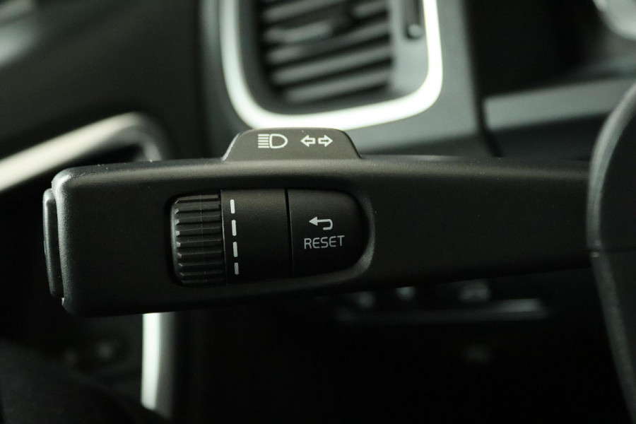 Volvo V60 2.0 T4 Business Sport (PANORAMADAK, STOELVERWARMING, CAMERA, LEER, PARKEERSENSOREN, NL-AUTO, GOED ONDERHOUDEN)