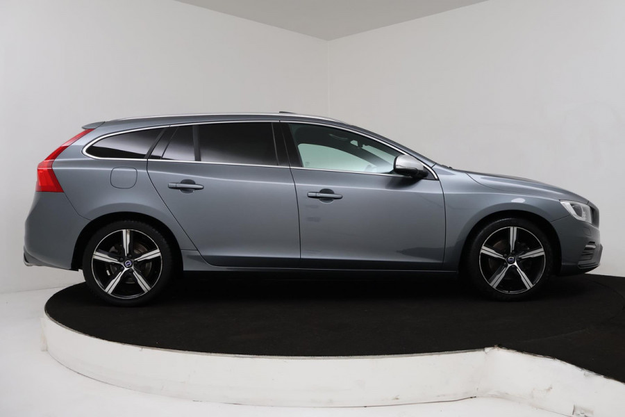 Volvo V60 2.0 T4 Business Sport (PANORAMADAK, STOELVERWARMING, CAMERA, LEER, PARKEERSENSOREN, NL-AUTO, GOED ONDERHOUDEN)