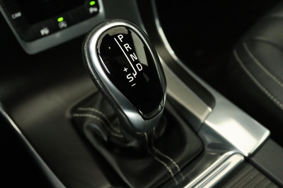 Volvo V60 2.0 T4 Business Sport (PANORAMADAK, STOELVERWARMING, CAMERA, LEER, PARKEERSENSOREN, NL-AUTO, GOED ONDERHOUDEN)