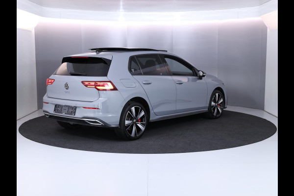 Volkswagen Golf 1.4 eHybrid GTE 245PK PHEV | Panorama dak | 18 "Lm velgen | Matrix koplampen | Stoelverwarming |