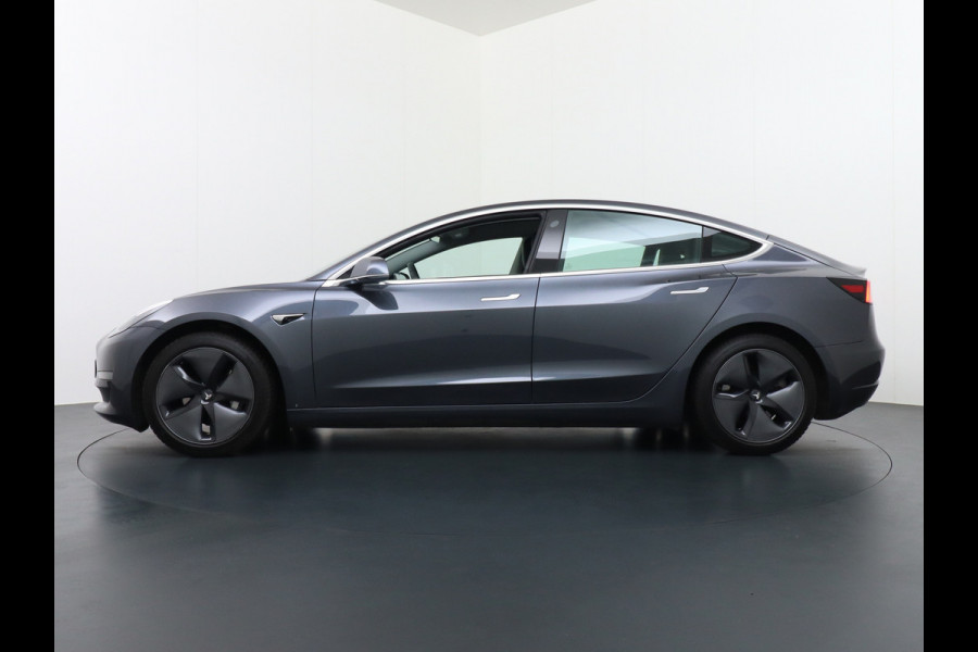 Tesla Model 3 Long Range 75kWh 463PK Trekhaak 18" FSD-Full Self Driving Computer-3 Premium Audio 4wd AutoPilot Panoramadak Camera's Leer Adapt Stoel en achterbank verwarming Electr.Stoelen+Memory+Easy-Entry WiFi Orig. NLse auto Grootste accu Tot 16,5kwh thuis laden. Accu-Garantie tot 20-12-2027 max 192.000km