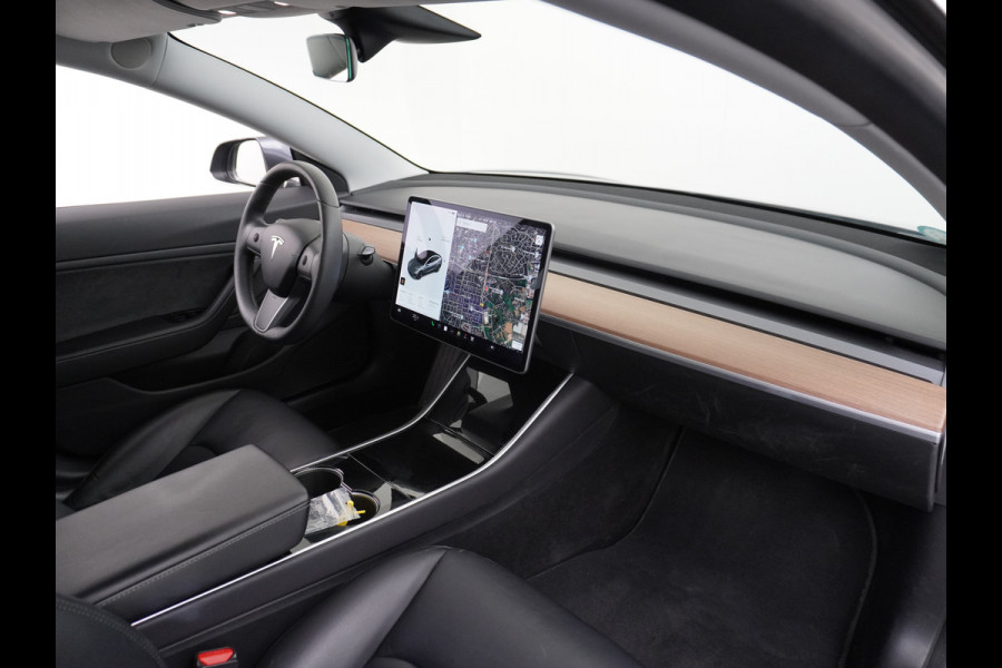 Tesla Model 3 Long Range 75kWh 463PK Trekhaak 18" FSD-Full Self Driving Computer-3 Premium Audio 4wd AutoPilot Panoramadak Camera's Leer Adapt Stoel en achterbank verwarming Electr.Stoelen+Memory+Easy-Entry WiFi Orig. NLse auto Grootste accu Tot 16,5kwh thuis laden. Accu-Garantie tot 20-12-2027 max 192.000km