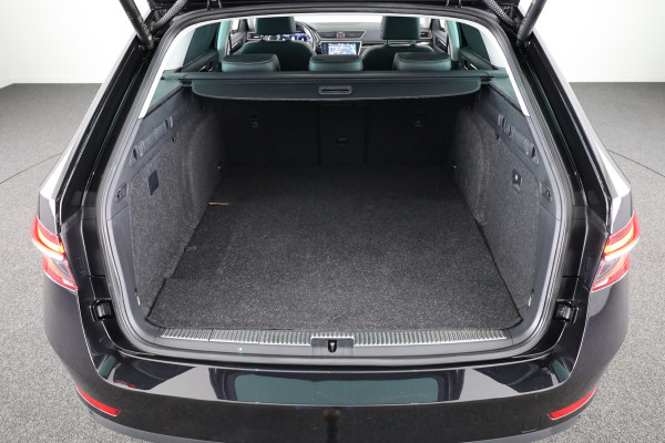 Škoda Superb Combi 1.4 TSI iV Laurin & Klement 218 pk Automaat (DSG) | Navigatie | Panoramadak | Trekhaak (wegklapbaar) | Parkeersensoren | Achteruitrijcamera |  Stoelverwarming / ventilatie |