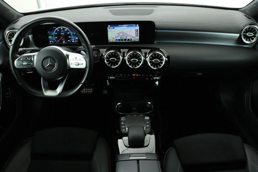 Mercedes-Benz A-Klasse 250e AMG Night | Panoramadak | Adaptive cruise | Carplay | Stoelverwarming | Camera | Leder/Alcantara | Full LED | Sfeerverlichting | Navigatie