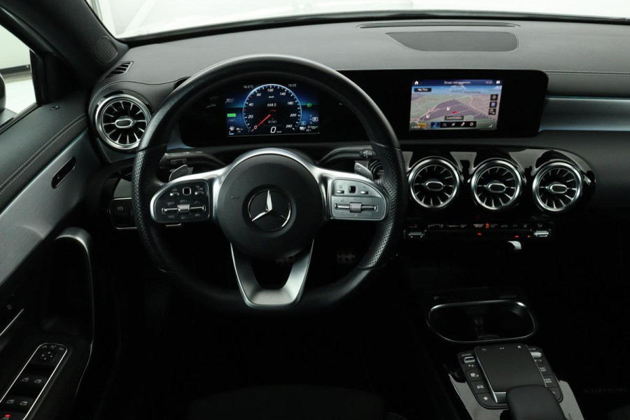 Mercedes-Benz A-Klasse 250e AMG Night | Panoramadak | Adaptive cruise | Carplay | Stoelverwarming | Camera | Leder/Alcantara | Full LED | Sfeerverlichting | Navigatie