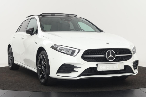 Mercedes-Benz A-Klasse 250e AMG Night | Panoramadak | Adaptive cruise | Carplay | Stoelverwarming | Camera | Leder/Alcantara | Full LED | Sfeerverlichting | Navigatie