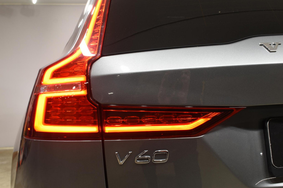 Volvo V60 T6 340PK Automaat Twin Engine AWD R-Design / Navigatie / Adaptieve Cruisecontrol / Dodehoekdetectie / Harman Kardon / Elektrische Bestuurderstoel / Trekhaak / LM Velgen /