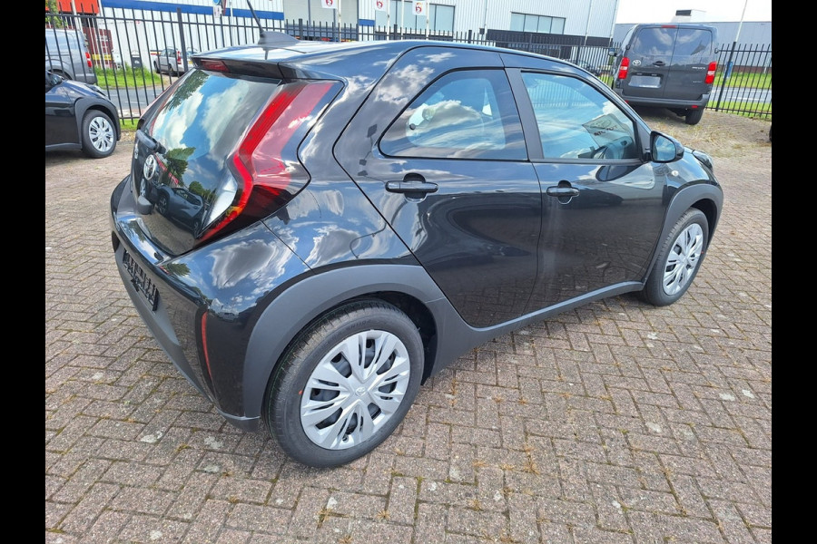 Toyota Aygo X 1.0 VVT-i MT play Ook beschikbaar in Zwart Metallic (Night Sky Metallic)