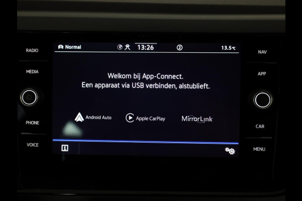 Volkswagen Polo 1.0 TSI R-Line 110 pk Automaat (DSG) | Navigatie via App | Parkeersensoren (Park assist) | Adaptieve cruise control | Stoelverwarming | LED koplampen |