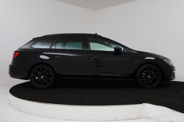 Seat León ST 1.5 TSI FR Ultimate Edition Black (PANORAMADAK, CAMERA, STOELVERWARMING, NAVIGATIE, PARKEERSENSOREN, NL-AUTO)