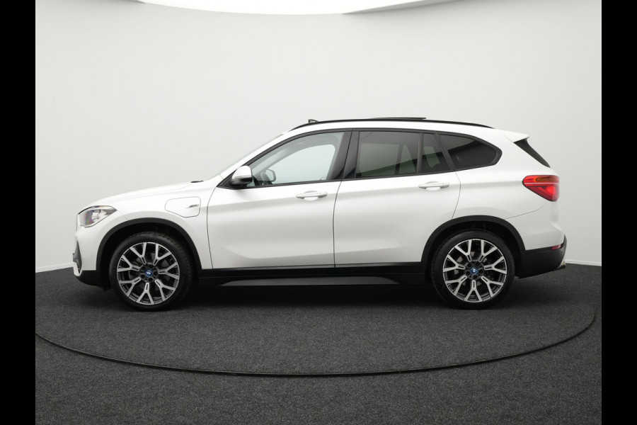 BMW X1 xDrive25e Sportline Plug in Hybrid PHEV | Panodak | Apple Carplay | 19"L.M | Lederen Sportstoelen | DAB | Harman Kardon | Head Up | Stuurverwarming |