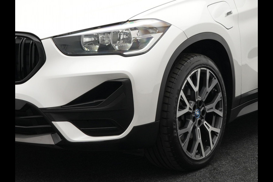 BMW X1 xDrive25e Sportline Plug in Hybrid PHEV | Panodak | Apple Carplay | 19"L.M | Lederen Sportstoelen | DAB | Harman Kardon | Head Up | Stuurverwarming |