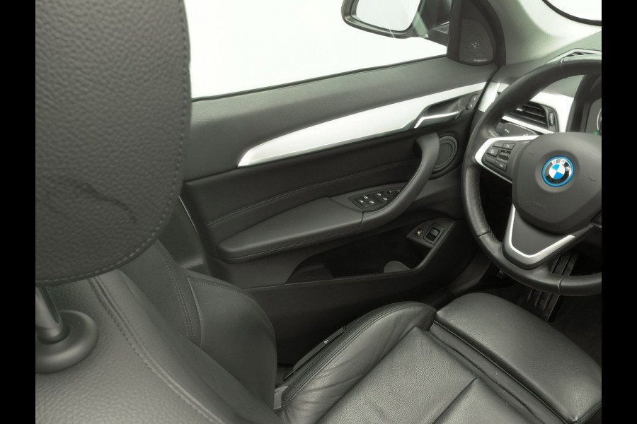 BMW X1 xDrive25e Sportline Plug in Hybrid PHEV | Panodak | Apple Carplay | 19"L.M | Lederen Sportstoelen | DAB | Harman Kardon | Head Up | Stuurverwarming |