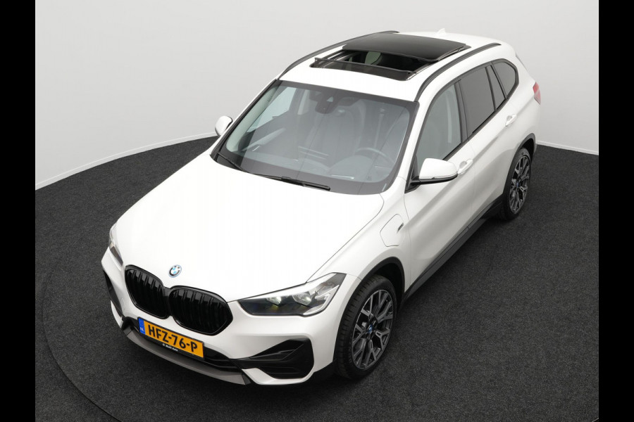 BMW X1 xDrive25e Sportline Plug in Hybrid PHEV | Panodak | Apple Carplay | 19"L.M | Lederen Sportstoelen | DAB | Harman Kardon | Head Up | Stuurverwarming |