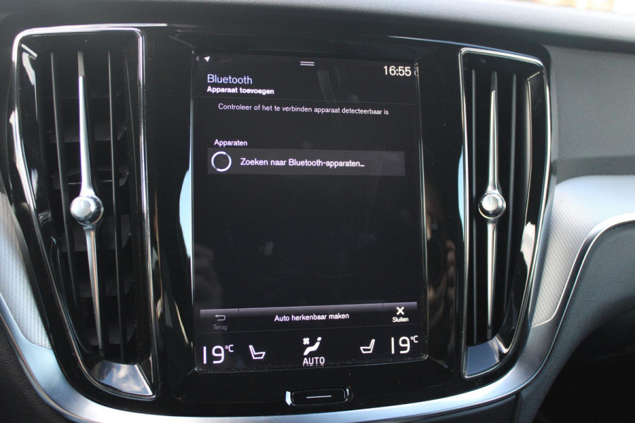 Volvo V60 2.0 T4 R-DESIGN 190PK AUTOMAAT | ZEER LAGE KILOMETERSTAND | 19" 5 TRIPPLE SPAAKS BLACK / DIAMOND CUT LICHTMETALEN VELGEN | ELEKTRISCH WEGKLAPBARE TREKHAAK | 1800KG TREKGEWICHT! | NAVIGATIE | APPLE CARPLAY/ANDROID AUTO | ACTIVE HIGH BEAM FULL LED KOPLAMPEN | ACHTERUITRIJ CAMERA | PARKEERSENSOREN VOOR EN ACHTER | LEDEREN BEKLEDING | STOEL VERWARMING | ELEKTRISCH BEDIENBARE VOORSTOELEN MET GEHEUGENFUNCTIE | ELEKTRISCH BEDIENBARE ACHTERKLEP | ADAPTIVE CRUISE CONTROL |