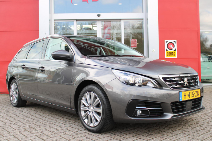 Peugeot 308 SW 1.2 130PK ALLURE | TREKHAAK | PANORAMA DAK | NAVIGATIE | APPLE CARPLAY/ANDROID AUTO | CLIAMTE CONTROL | ADAPTIVE CRUISE CONTROL | PARKEERSENSOREN VOOR EN ACHTER | LICHTMETALEN VELGEN | DAB+ RADIO | ALL SEASON BANDEN |