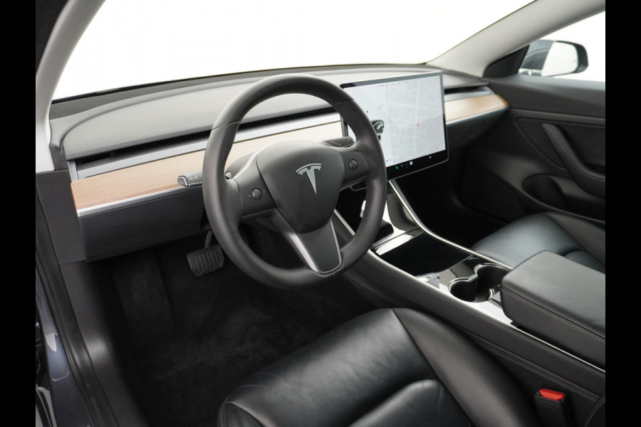 Tesla Model 3 SR+ 60kWh 326PK Lmv-19" AutoPilot Premium-Luidsprekers Leder PanoDak Adaptive cruise Camera's Elektr.-Stuur+Stoelen+Spiegels+Geh Navi LED ACC DAB Voorverwarmen interieur en Keyless via App One-Pedal-Drive Origineel Nederlandse auto tot 11kw laden thuis ! Garantie Accu tot 17-12-2027 max 160.000km