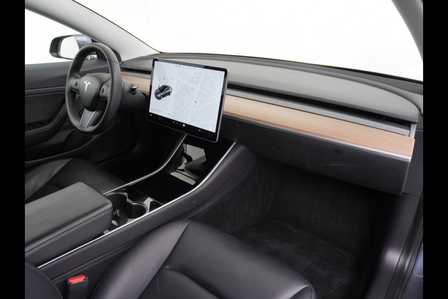 Tesla Model 3 SR+ 60kWh 326PK Lmv-19" AutoPilot Premium-Luidsprekers Leder PanoDak Adaptive cruise Camera's Elektr.-Stuur+Stoelen+Spiegels+Geh Navi LED ACC DAB Voorverwarmen interieur en Keyless via App One-Pedal-Drive Origineel Nederlandse auto tot 11kw laden thuis ! Garantie Accu tot 17-12-2027 max 160.000km