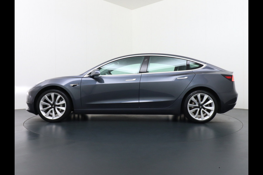 Tesla Model 3 SR+ 60kWh 326PK Lmv-19" AutoPilot Premium-Luidsprekers Leder PanoDak Adaptive cruise Camera's Elektr.-Stuur+Stoelen+Spiegels+Geh Navi LED ACC DAB Voorverwarmen interieur en Keyless via App One-Pedal-Drive Origineel Nederlandse auto tot 11kw laden thuis ! Garantie Accu tot 17-12-2027 max 160.000km