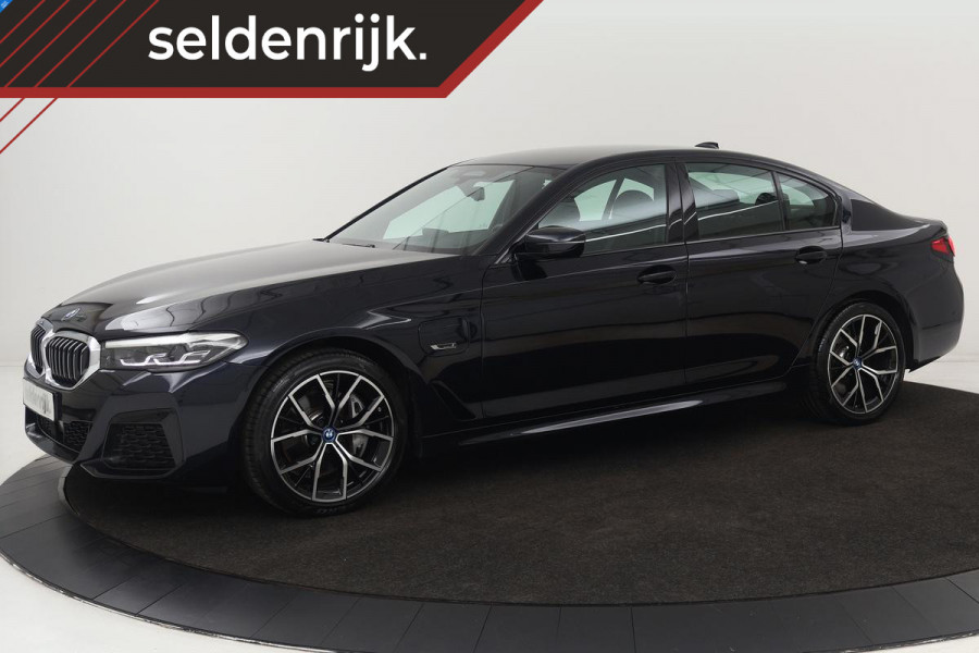 BMW 5 Serie 545e xDrive M Sport | Trekhaak | Adaptive cruise | Stoel & stuurverwarming | Alcantara | Camera | Carplay | Sfeerverlichting | 19'' | Full LED | Park Assist