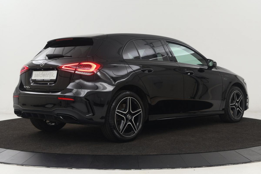 Mercedes-Benz A-Klasse 250e AMG Night | Carplay | Stoelverwarming | Full LED | Sfeerverlichting | Leder/Alcantara | Navigatie | Park Assist