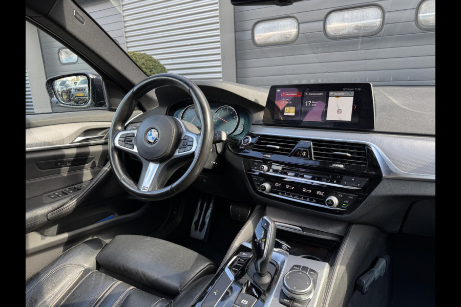 BMW 5 Serie Touring 520i High Executive M-Sport | Navigatie | Cruise Control | 19 Inch Lichtmetalen Velgen | Parkeersensoren |