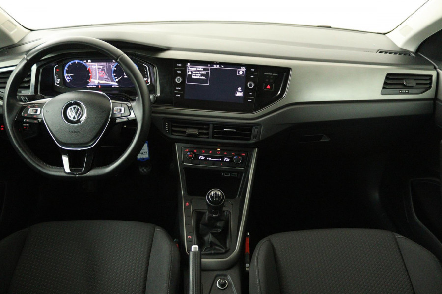 Volkswagen Polo 1.0 TSI Comfortline (DIGITALE DASHBOARD, PARKEERSENSOREN, CRUISE ADAPTIEF, NAVIGATIE, NL-AUTO, GOED ONDERHOUDEN)