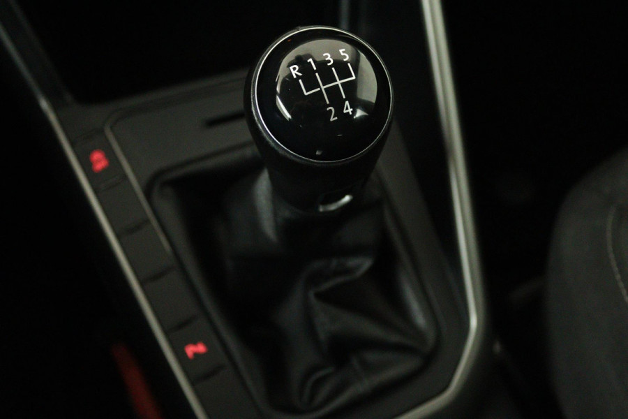 Volkswagen Polo 1.0 TSI Comfortline (DIGITALE DASHBOARD, PARKEERSENSOREN, CRUISE ADAPTIEF, NAVIGATIE, NL-AUTO, GOED ONDERHOUDEN)
