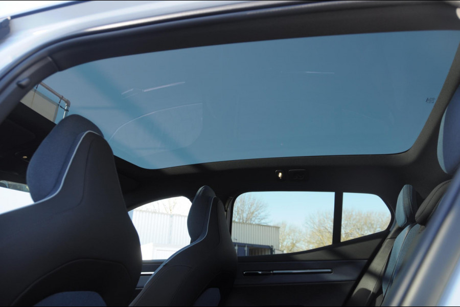 Volvo EX30 428PK Automaat Twin Motor Performance Ultra / 360 graden camera / Pilot assist / Park assist / Panoramadak / Voorstoelen en stuurwiel verwarmd / Elektrisch verstelbare stoelen /