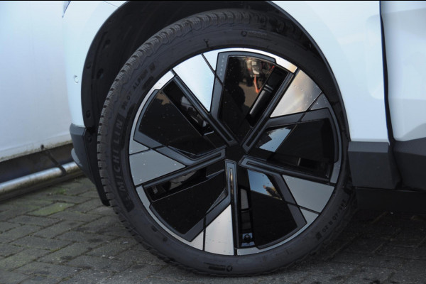 Volvo EX30 428PK Automaat Twin Motor Performance Ultra / 360 graden camera / Pilot assist / Park assist / Panoramadak / Voorstoelen en stuurwiel verwarmd / Elektrisch verstelbare stoelen /
