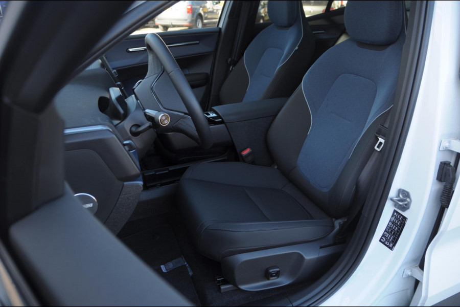 Volvo EX30 428PK Automaat Twin Motor Performance Ultra / 360 graden camera / Pilot assist / Park assist / Panoramadak / Voorstoelen en stuurwiel verwarmd / Elektrisch verstelbare stoelen /