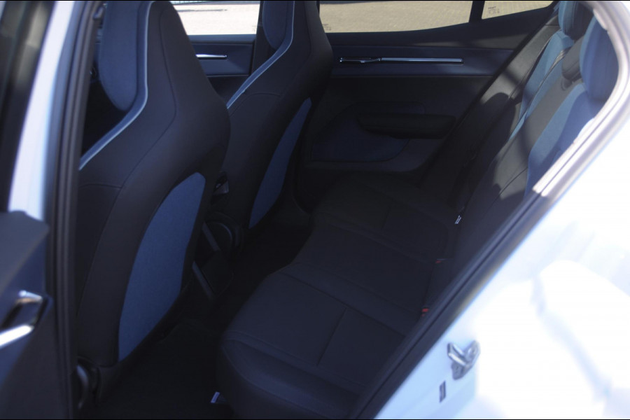 Volvo EX30 428PK Automaat Twin Motor Performance Ultra / 360 graden camera / Pilot assist / Park assist / Panoramadak / Voorstoelen en stuurwiel verwarmd / Elektrisch verstelbare stoelen /