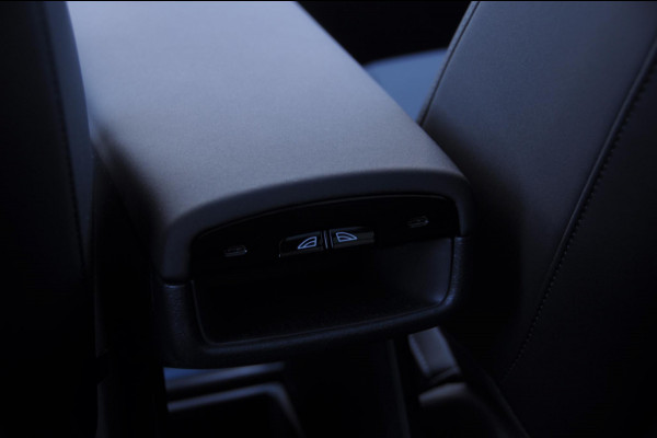 Volvo EX30 428PK Automaat Twin Motor Performance Ultra / 360 graden camera / Pilot assist / Park assist / Panoramadak / Voorstoelen en stuurwiel verwarmd / Elektrisch verstelbare stoelen /