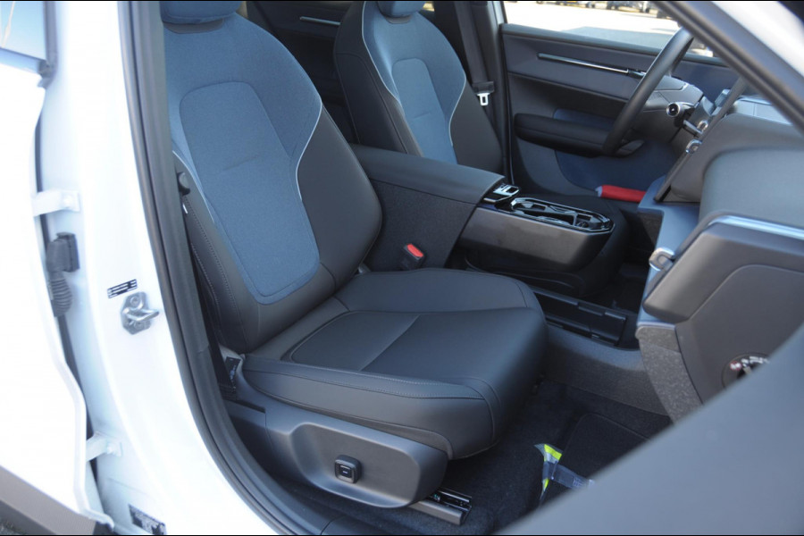 Volvo EX30 428PK Automaat Twin Motor Performance Ultra / 360 graden camera / Pilot assist / Park assist / Panoramadak / Voorstoelen en stuurwiel verwarmd / Elektrisch verstelbare stoelen /