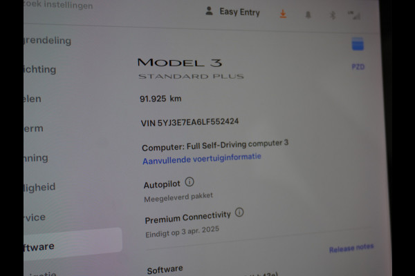 Tesla Model 3 SR+60kWh 325PK 18" AutoPilot Leer PanoDak Adaptive cruise Camera's Elektr.-Stuur+Stoelen+Spiegels+Geheugen+Easy-Entry+Verwarmde  Ecc Navigatiesysteem full map LED-a+v Comfortstoel(en) ACC Dual-ECC DAB Voorverwarmen interieur via App Keyless via Telefoonsleutel One-Pedal-Drive Orig. nlse auto tot 11kw laden thuis ! Garantie Accu tot  16-12-2027 max 160.000km 1584kg licht!