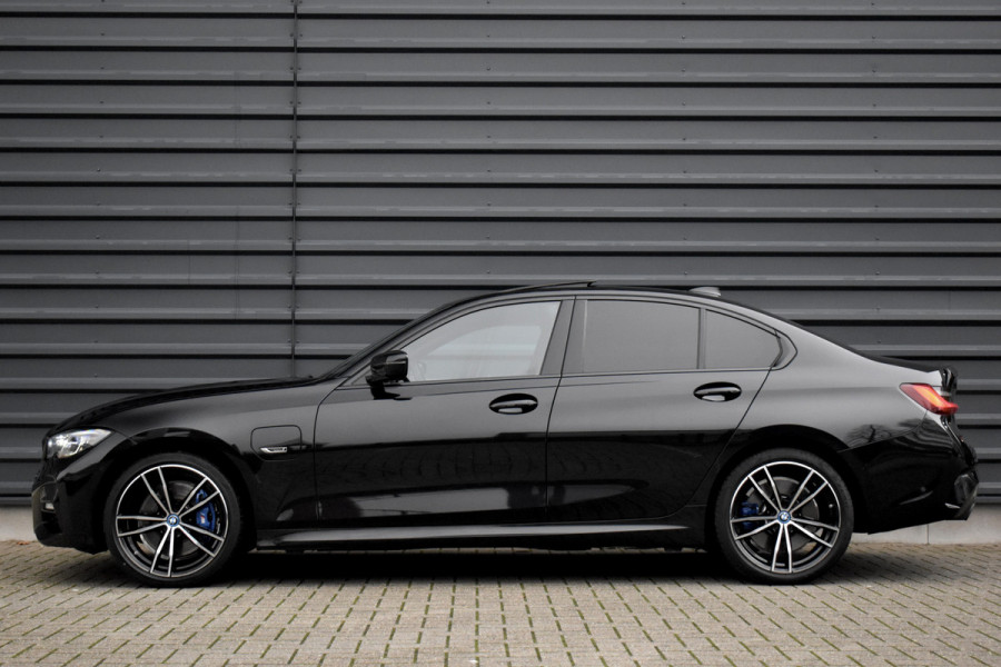 BMW 3 Serie High Executive M Sport Shadow | Schuif/Kanteldak | Laser Light | Head-Up | CarPlay | 19'' Velgen | Donker Getint Glas |