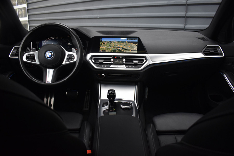 BMW 3 Serie High Executive M Sport Shadow | Schuif/Kanteldak | Laser Light | Head-Up | CarPlay | 19'' Velgen | Donker Getint Glas |