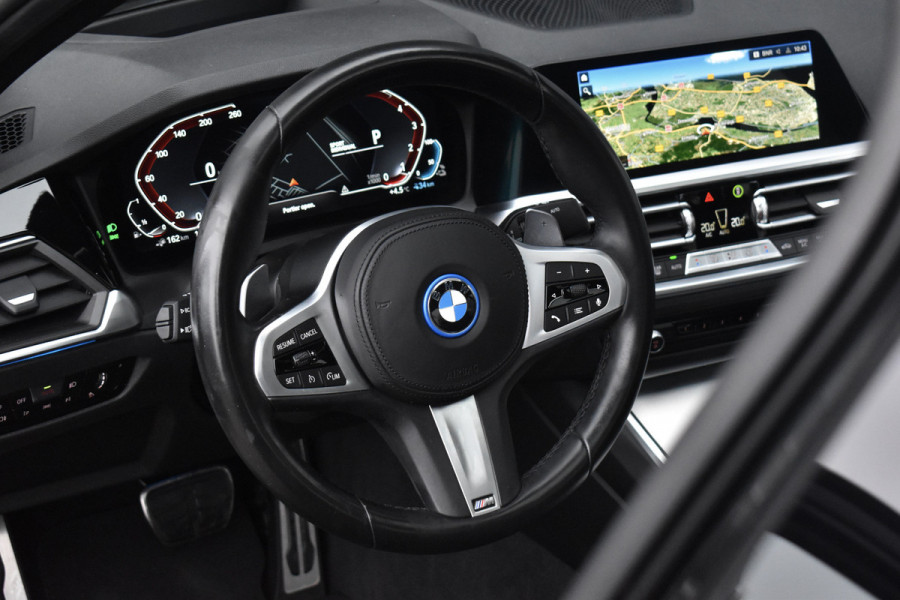 BMW 3 Serie High Executive M Sport Shadow | Schuif/Kanteldak | Laser Light | Head-Up | CarPlay | 19'' Velgen | Donker Getint Glas |