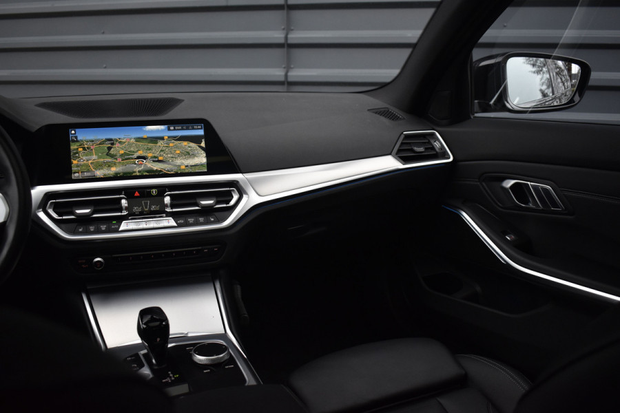 BMW 3 Serie High Executive M Sport Shadow | Schuif/Kanteldak | Laser Light | Head-Up | CarPlay | 19'' Velgen | Donker Getint Glas |