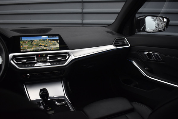 BMW 3 Serie High Executive M Sport Shadow | Schuif/Kanteldak | Laser Light | Head-Up | CarPlay | 19'' Velgen | Donker Getint Glas |