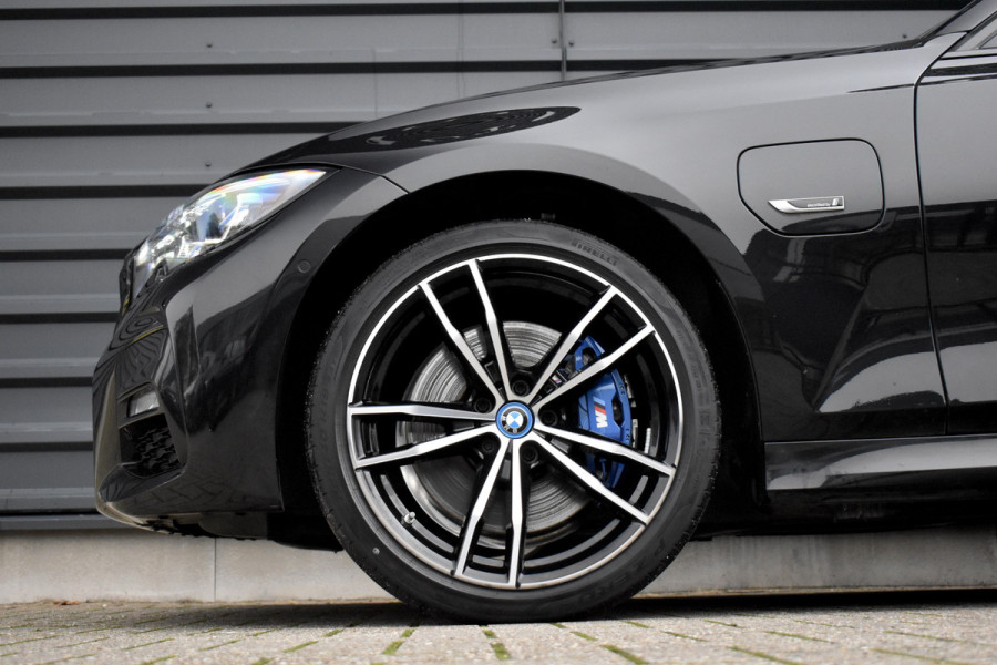 BMW 3 Serie High Executive M Sport Shadow | Schuif/Kanteldak | Laser Light | Head-Up | CarPlay | 19'' Velgen | Donker Getint Glas |