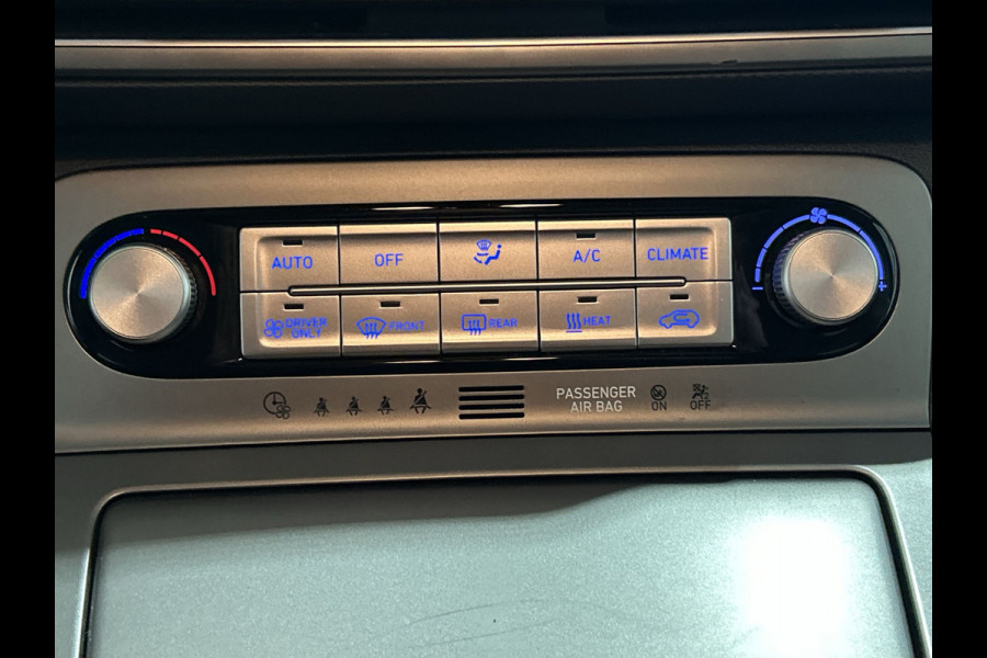 Hyundai Kona EV Premium 64 kWh | Warmtepomp | Verwarmde voorstoelen | Sensoren voor en achter |  SoH (batterijcheck) 100 % score!